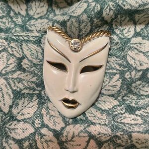 🖤80s Masquerade Porcelain Brooch🖤